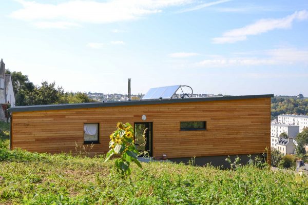 Maison ossature bois , panneaux solaires production d'eau chaude