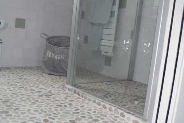 Rénovation de salle de bain, sols galets, carreaux ciments.