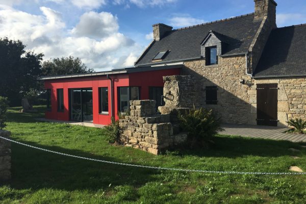 Extension moderne sur corps de ferme traditionnel